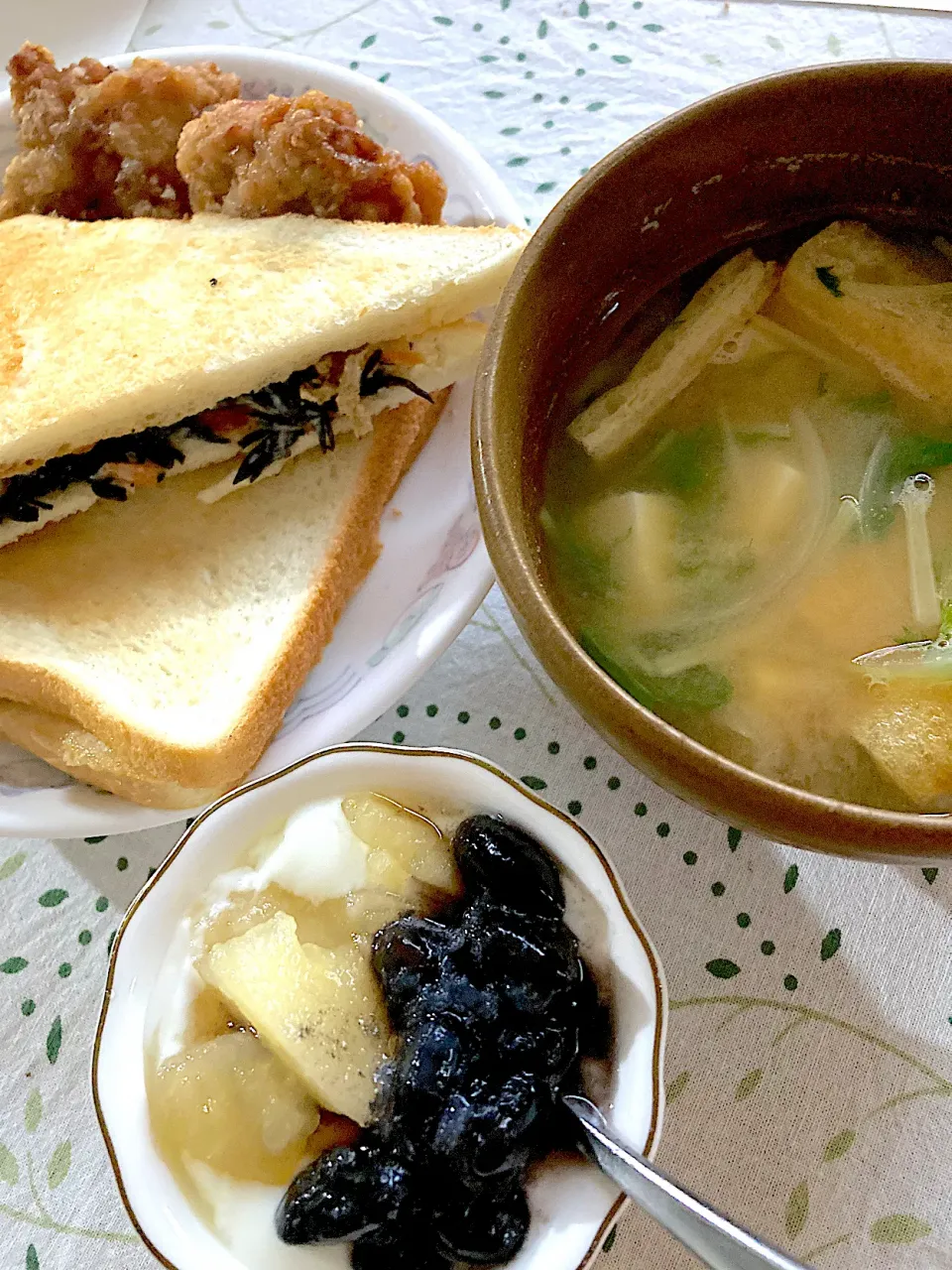 実家de朝ごはん〜料亭の味フリーズドライ味噌汁♡ひじきサンド♡玉ねぎ唐揚げ♡黒豆林檎コンポートヨーグルト|さくたえさん