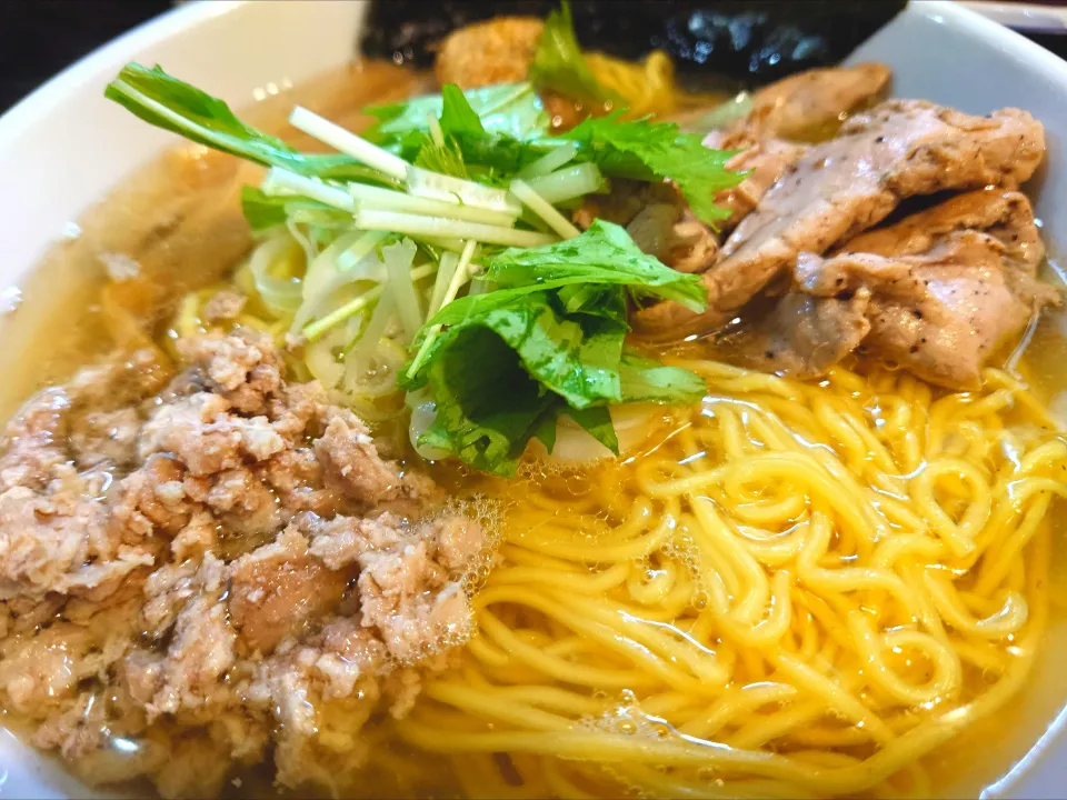 【毎週火曜日は店主気まぐれDay】
【食べログ ラーメン TOKYO 
百名店 2021~2024 選出】 
一条流がんこラーメン総本家 
分家 四谷荒木町
鴨19kgの南千住ラーメン 塩
 (1,400円) 
―麺半分100g (通常200g)
＋つけ玉 (がんこ/覆麺智/花木
共通メンバーカード提示で無料)
@四谷三丁目4分 
(JR新宿駅から徒歩25分)
25261
〈醤122塩42噌󠄀20タ9昆9出13F13
冷27混3つ1焼1ポ1〉|大脇さん