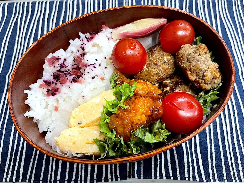 ハンバーグ、唐揚、玉子焼🍱|なお🅿️さん