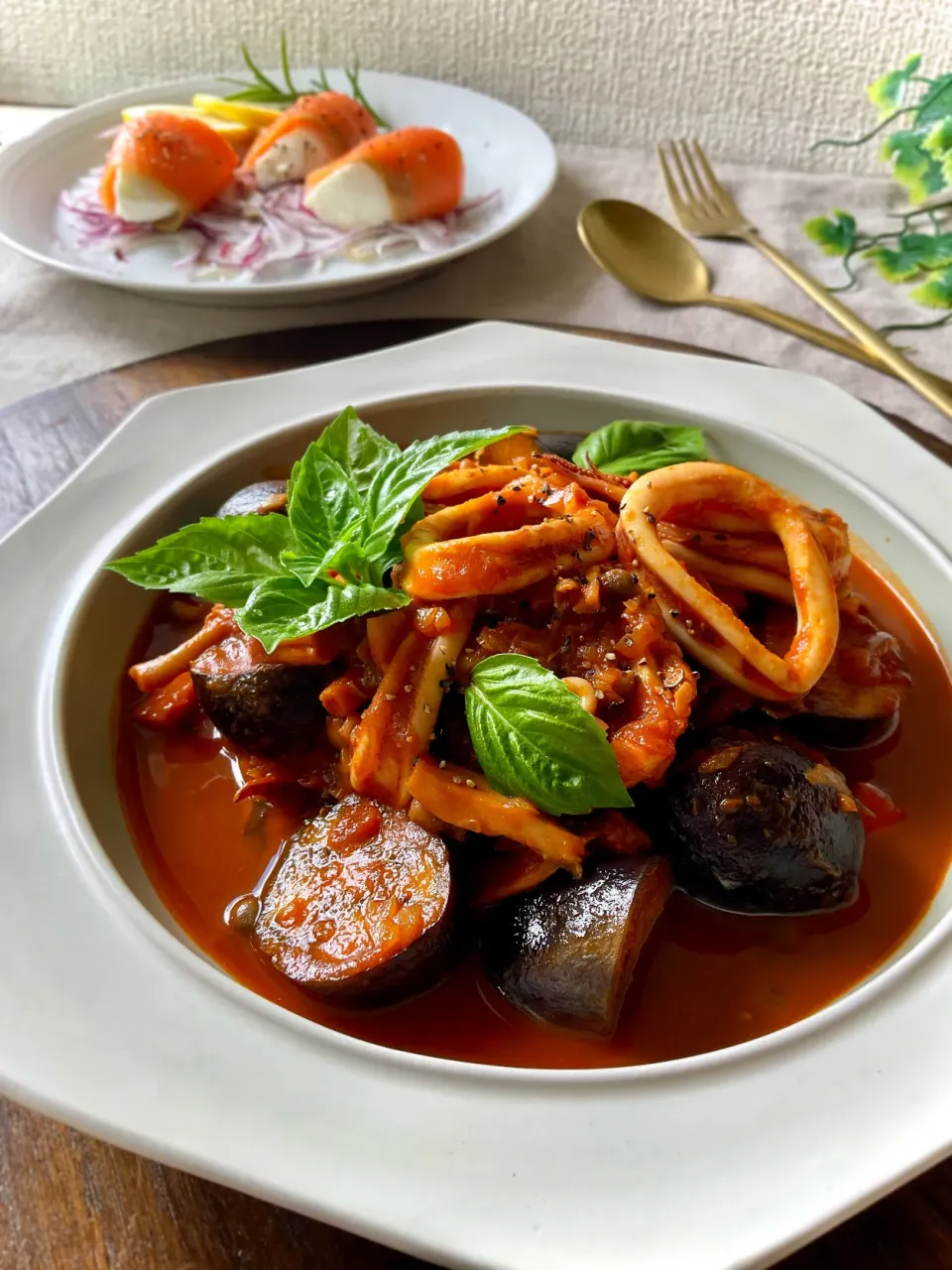 茄子とイカのトマト煮＆モッツアレラサーモン巻き|スイーツポテトさん