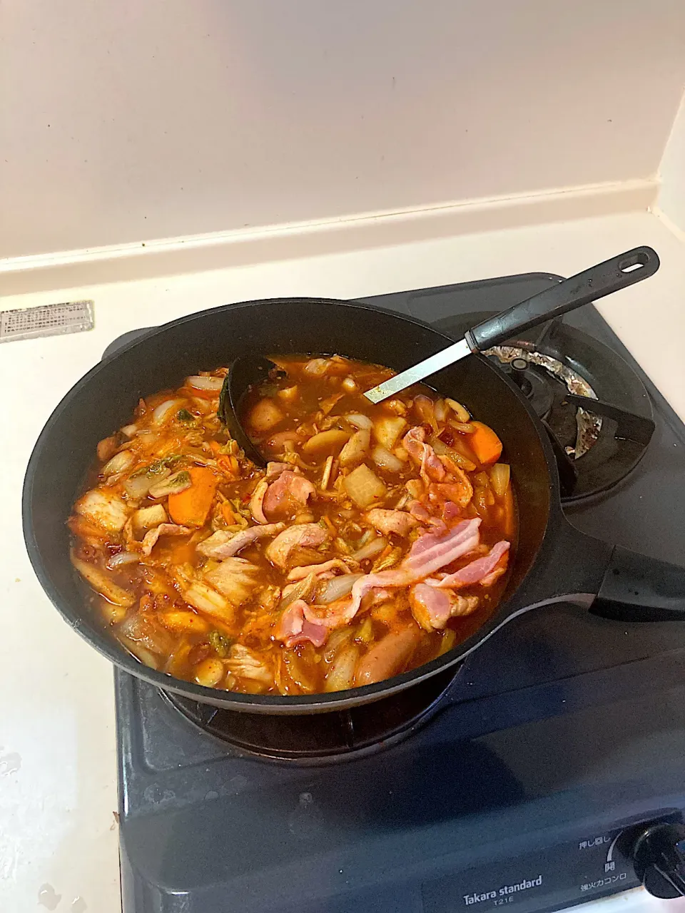 フライパンに「赤から鍋スープ」を入れ、肉と野菜を煮込みます（実況中継中）|なびさん