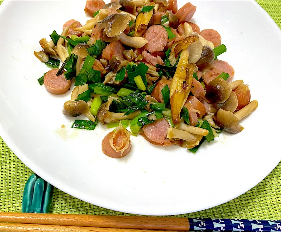 ニラしめじ＆ウィンナーの塩胡椒焼き|単身赴任のっちさん