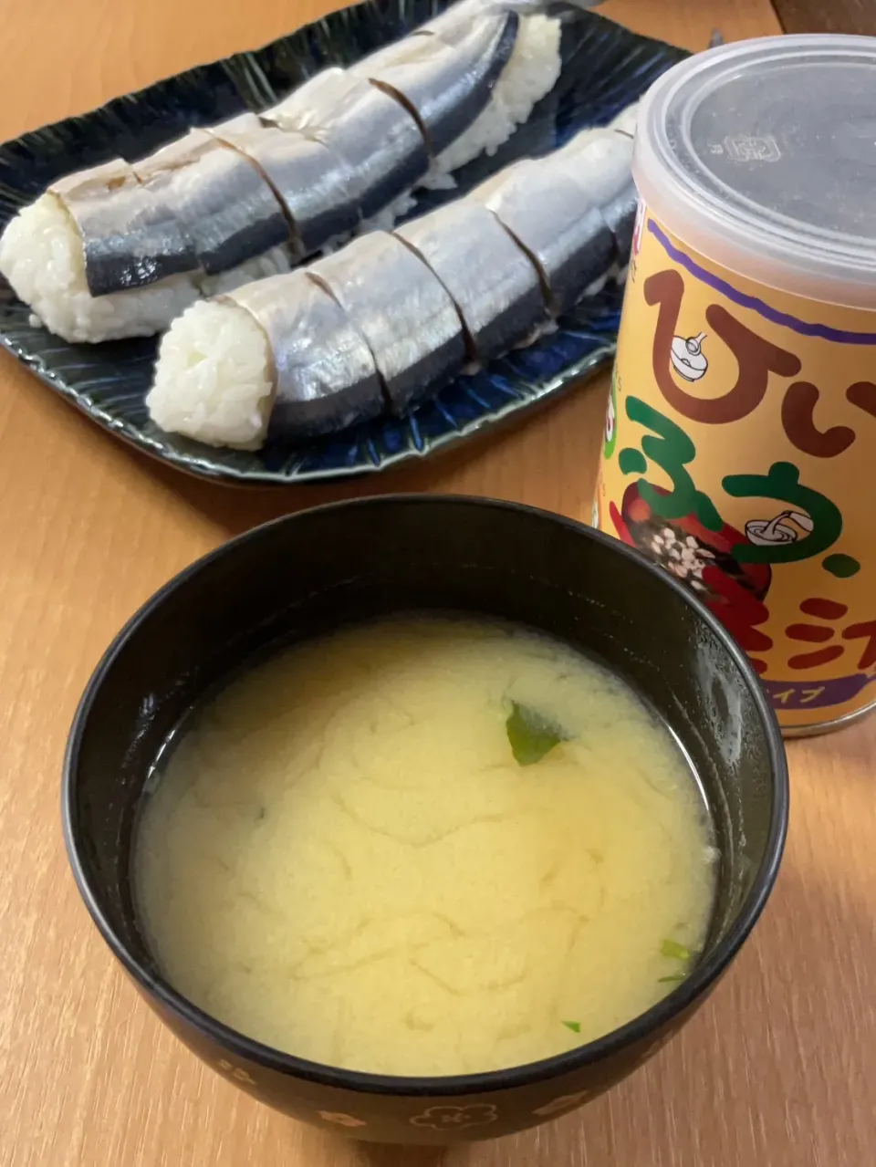 ひいふうみそ汁　味噌と秋刀魚寿司|タマ三郎さん
