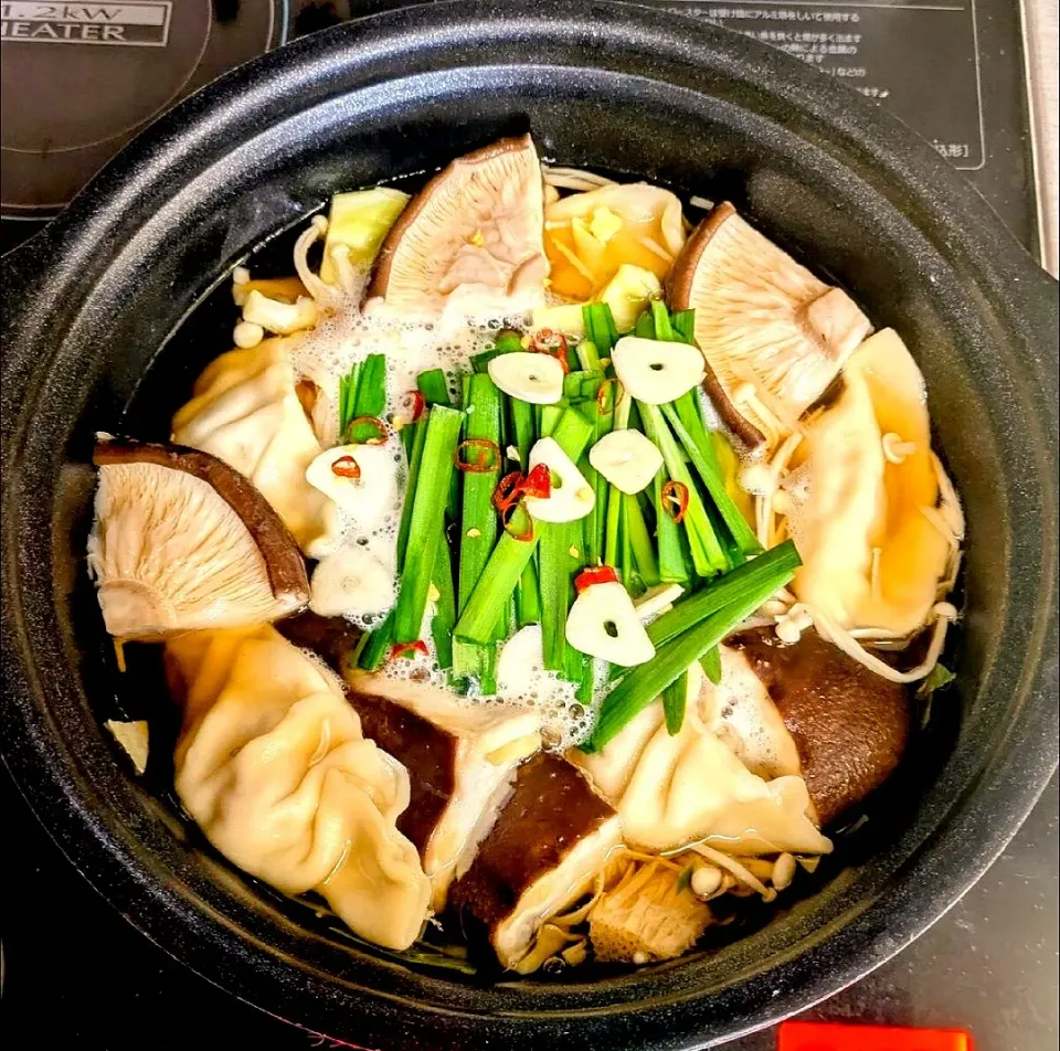 【主菜】皮から手作り餃子をモツ鍋風に🥳|シュビラさん