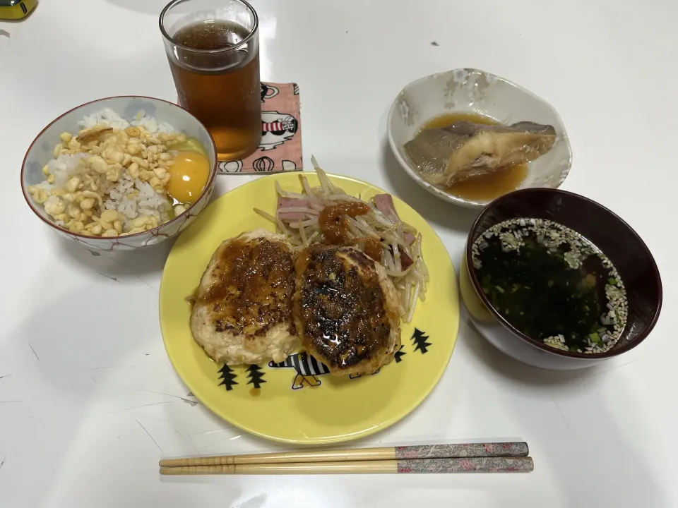 晩御飯☆わかめスープ☆カラスガレイの煮付け☆豆腐と鶏挽き肉のハンバーグ☆ハムともやしの炒め物|Saharaさん