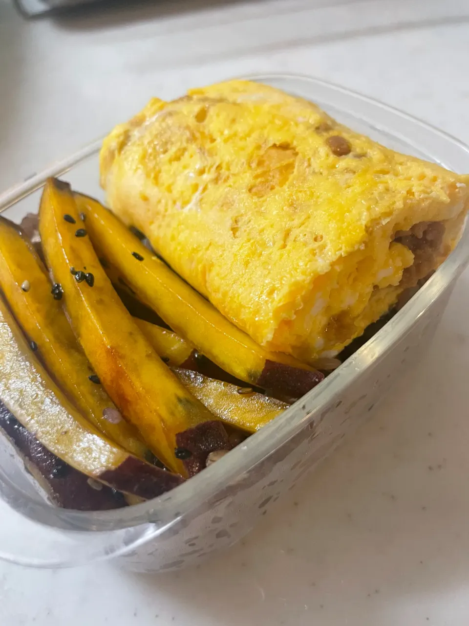 さつまバターとそぼろ卵🍙|あやさん