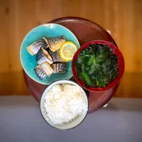 鯖のレモン塩焼き、ほうれん草とわかめのお味噌汁、御飯|えむさん