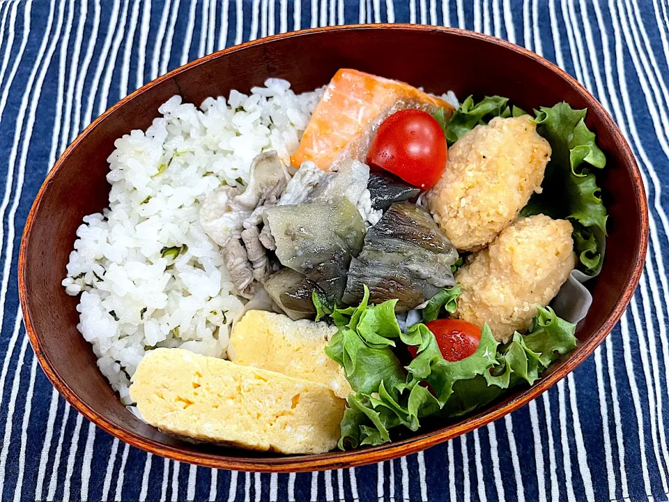 ナス炒め、玉子焼き、唐揚げ、焼鮭の🍱菜飯|なお🅿️さん