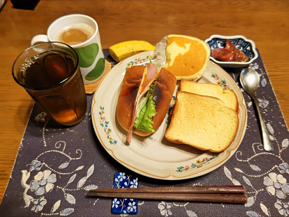 オギノパンのコッペパンのトーストサンドイッチ、ビール酵母パンのトースト、北海道チーズ蒸しケーキ、漬け鮪、ホットコーヒー、烏龍茶、バナナ(朝ご飯)|enarinさん