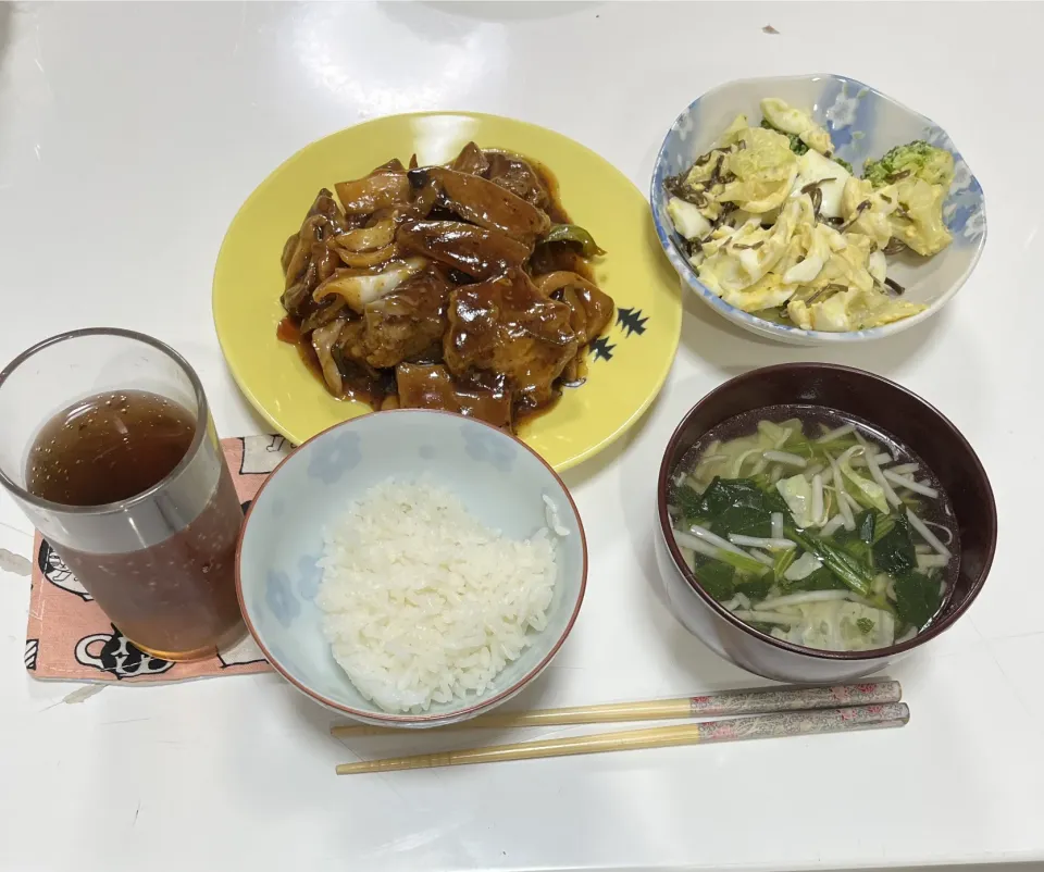 晩御飯☆塩昆布サラダ（ブロッコリー・ゆで卵・キャベツ）☆酢豚☆野菜スープ（もやし・キャベツ・ほうれん草）|Saharaさん