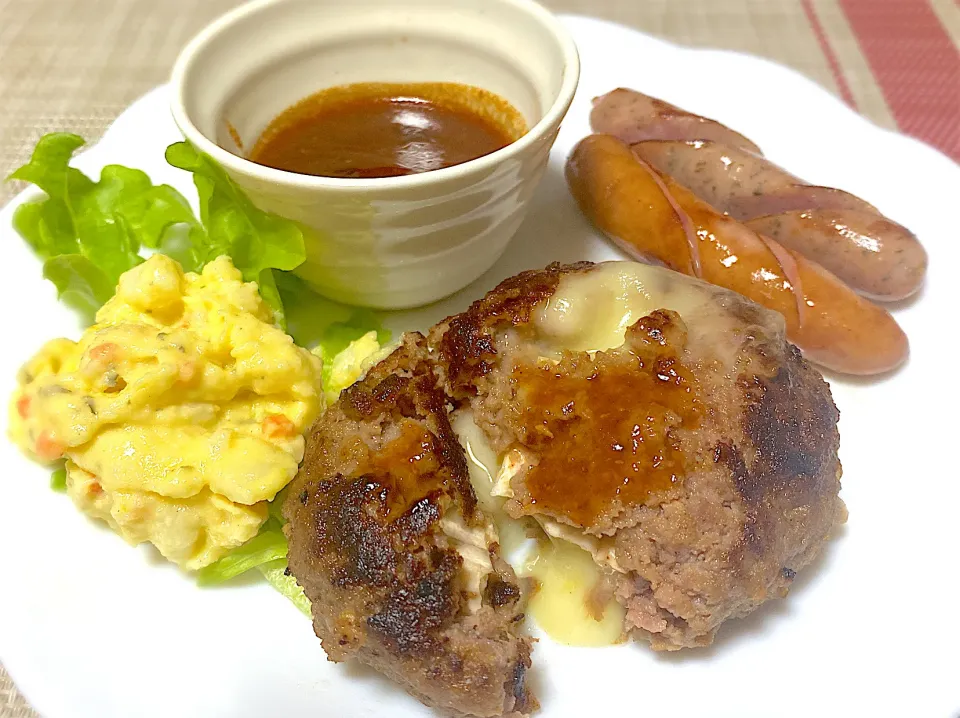 カマンベール入りハンバーグ　　　　　　　　　　　　　　じゃがりこポテトサラダ|eiyadeさん