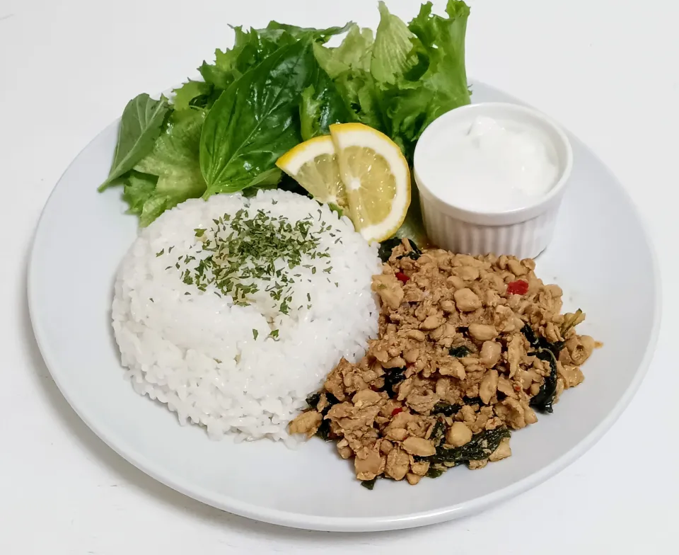 【超時短3分！フレッシュバジルの生野菜を添えて🤤】ガパオライス（ผัดกะเพรา）🇹🇭|Falco*さん