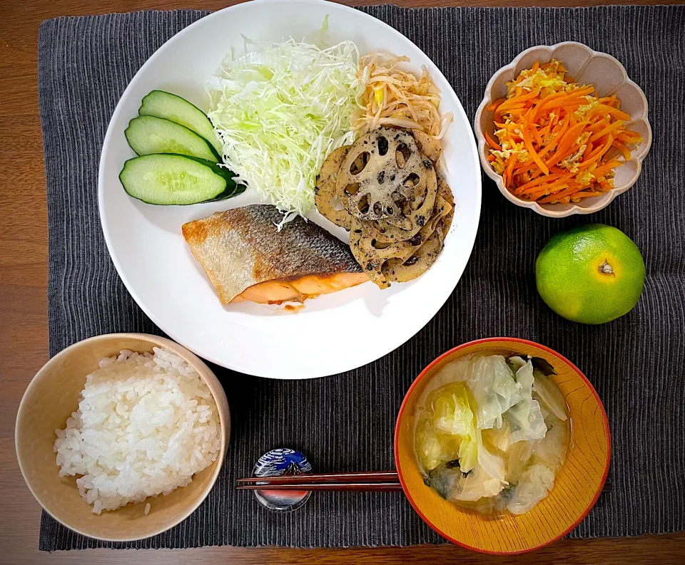 鮭の塩焼きと野菜のお夕飯🌛|みーぬ | 楽しいお母さんの日々さん