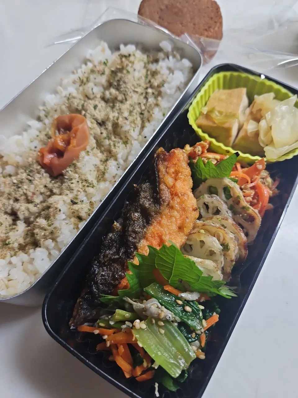 ☆高校生弁当☆もち麦入りごはん、自家製ふりかけ、梅、厚揚げキャベツ煮、人参しりしり、蓮のり塩、鮭竜田揚げ、小松菜ナムル、今川焼チョコ|ｼｮｺﾗさん