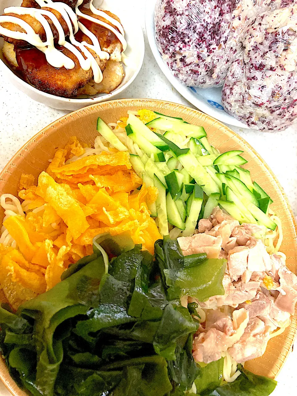 冷やし中華、ゆかりおにぎり、梅ささみカツ|まみみさん