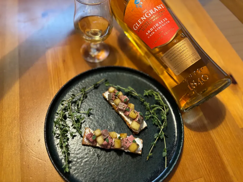 レバーのコンフィとりんごのソテー　デニッシュメルバ　タイムの香り|yaffeeさん