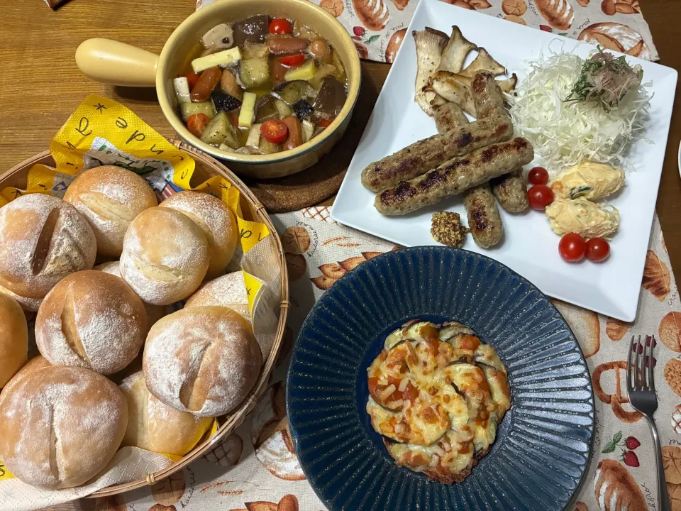 サルシッチャ風ハンバーグ・茄子のピザ仕立て・あり合わせアヒージョ・自家製パン|おさむさん