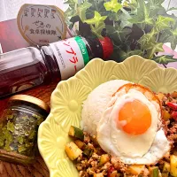 パパ氏の自家製ホーリーバジルのオイル漬けでガパオライス🌱🌶️|🌺🌺Foodie🌺🌺さん
