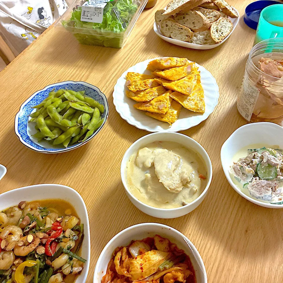 チキンのクリーム煮トルコ風、さば缶ときゅうりのマヨネーズ和えVer.3.0、鶏キムチ炒め、海老とパクチーのナンプラー炒め、雑穀バケット、枝豆、ツナとソーセージのオープンオムレツ。|くろーぶやんさん
