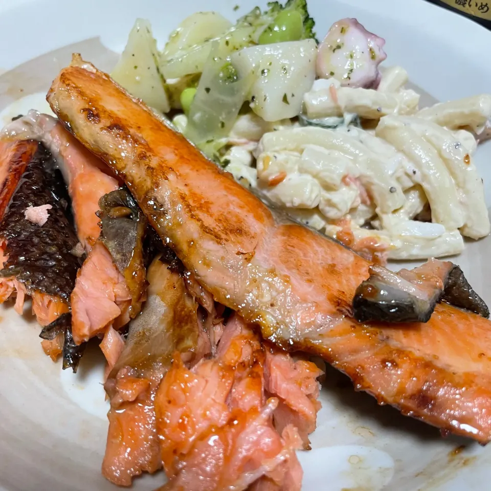 塩鮭のバター焼きとサラダ|kazzz3さん