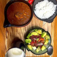 香辛料たっぷりチキンバターカレーとアボカドのカルパッチョ風食べるサラダ|ganmoさん