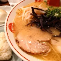 【1959年北九州市で初代が創業。 1999年息子の二代目が脱サラして 継承し、 渋谷に移転】 
唐そば 渋谷二丁目店 
ラーメン (900円) 
＋オニギリ1個 (沢庵付き、50円)
＋ゆで玉子1個 (殻まま、50円) 
＠渋谷2分 
25264
〈醤124塩42噌20タ9昆9出13F13
冷27混3つ2焼1ポ1〉