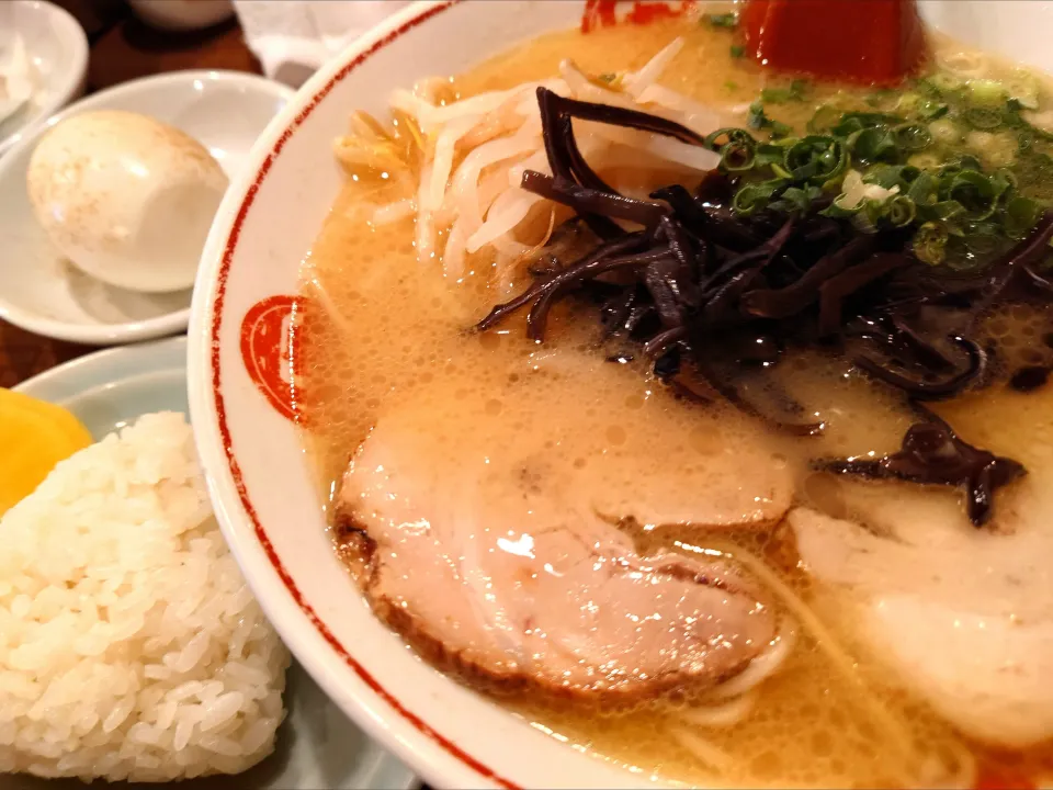 【1959年北九州市で初代が創業。 1999年息子の二代目が脱サラして 継承し、 渋谷に移転】 
唐そば 渋谷二丁目店 
ラーメン (900円) 
＋オニギリ1個 (沢庵付き、50円)
＋ゆで玉子1個 (殻まま、50円) 
＠渋谷2分 
25264
〈醤124塩42噌20タ9昆9出13F13
冷27混3つ2焼1ポ1〉|大脇さん