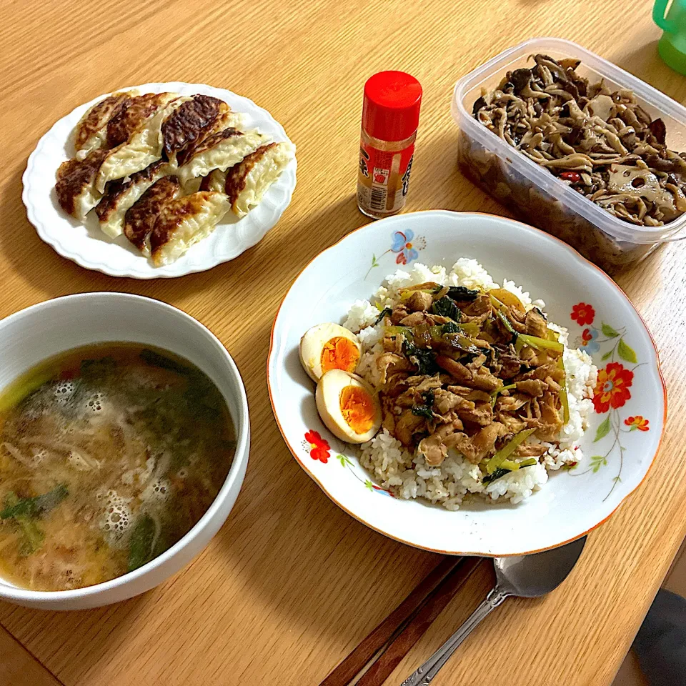 和風ルーローハン、きのこのピリ辛マリネ、浜松餃子、ニラと玉子のお味噌汁。|くろーぶやんさん