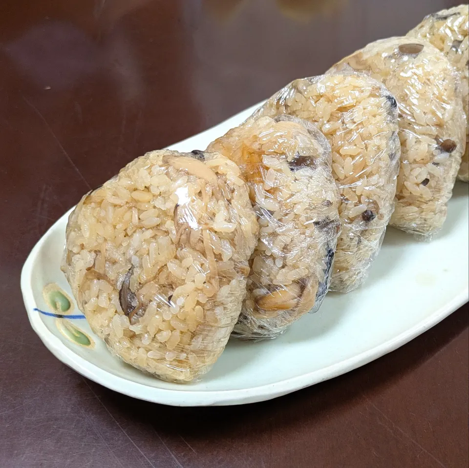きのこの炊き込みご飯おにぎり|Aya☺︎さん