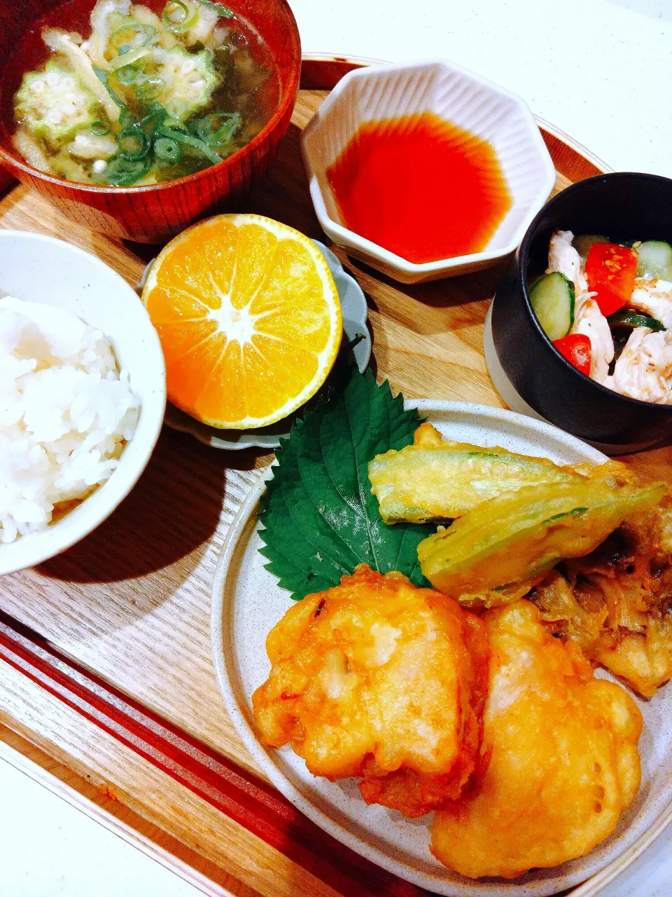 鶏とオクラと舞茸の天ぷら、ササミときゅうりの胡麻マヨサラダ、お味噌汁、早生みかん🍊|samさん