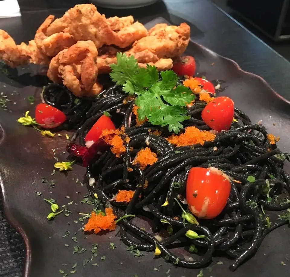 Squid Ink Pasta w/ Crispy Fried Shrimps 🖤🍝🦐🤤|An'leeさん