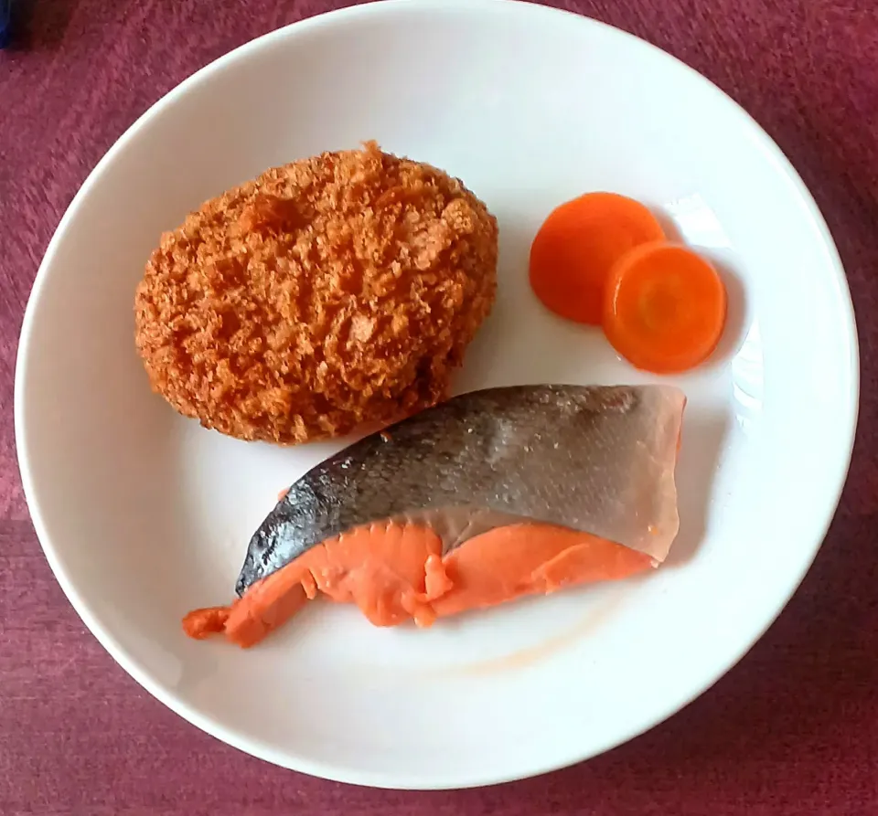 コロッケ、にんじん、塩鮭|ナナさん