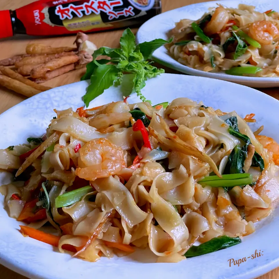 🌺🌺Foodie🌺🌺さんの料理 酔っぱらいが作るタイの辛い麺料理 パッ・キーマオ（ผัดขี้เมา）🇹🇭|パパ氏さん