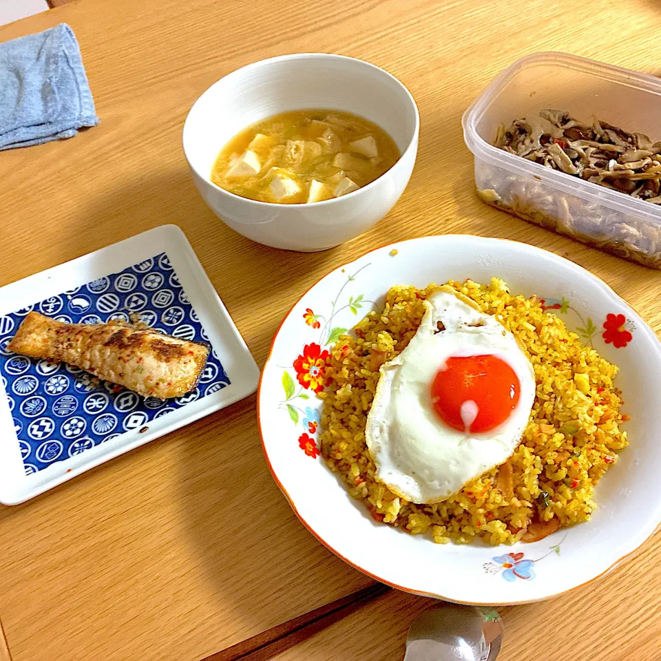 焼き鮭のカレーピラフ、目玉焼き、きのこのピリ辛マリネ、豆腐のお味噌汁、鮭のスパイス焼き。|くろーぶやんさん