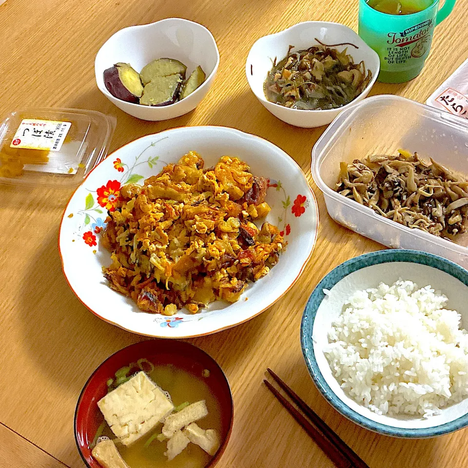 おかずの玉子とじ、さつまいもの甘辛煮、きのこのピリ辛マリネ、つぼづけ、さつま揚げと糸昆布のだし煮、豆腐とわかめのお味噌汁|くろーぶやんさん