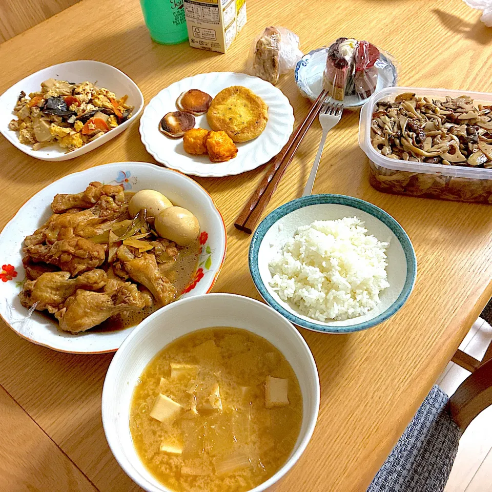 鳥手羽と煮卵の自家製そばつゆ煮込み、きのこのピリ辛マリネ、豆腐と大根のお味噌汁、きくらげと玉子のオイスターソース炒め、大判がんもどき、ナゲット、2種のケーキ。|くろーぶやんさん