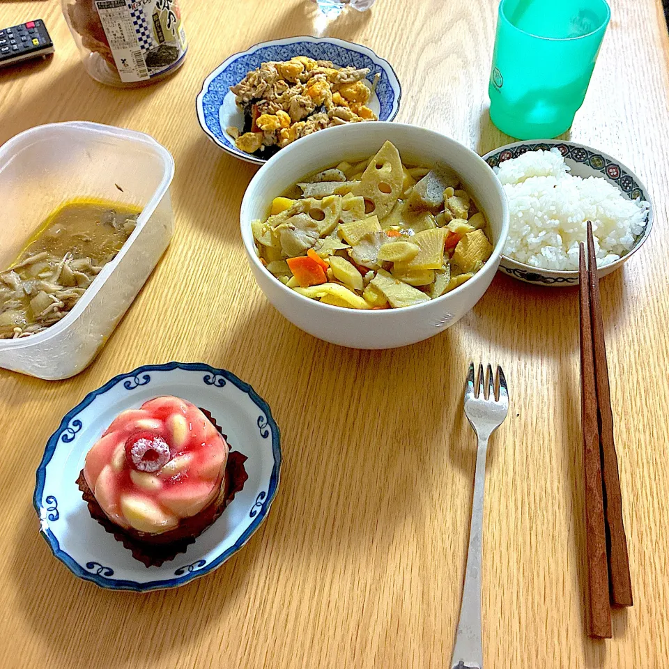 豚汁うどん、きのこのピリ辛マリネ、きくらげと玉子とたけのこの中華炒め、サンフォニー。|くろーぶやんさん