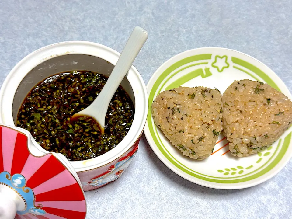 シソの実の醤油漬けと、それでつくったおにぎり|Orie Uekiさん