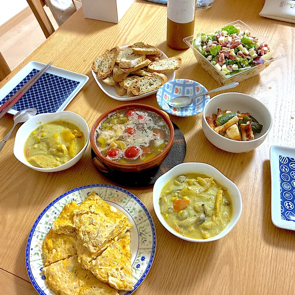 シーフードミックスとミニトマトのアヒージョ、雑穀バケット、ツナのオープンオムレツ、生ハムとチーズのサラダ、ちくわときゅうりのXO醬炒め、鶏むね肉と根菜の豆乳カレー、NYスタイルにんじんドレッシング。|くろーぶやんさん