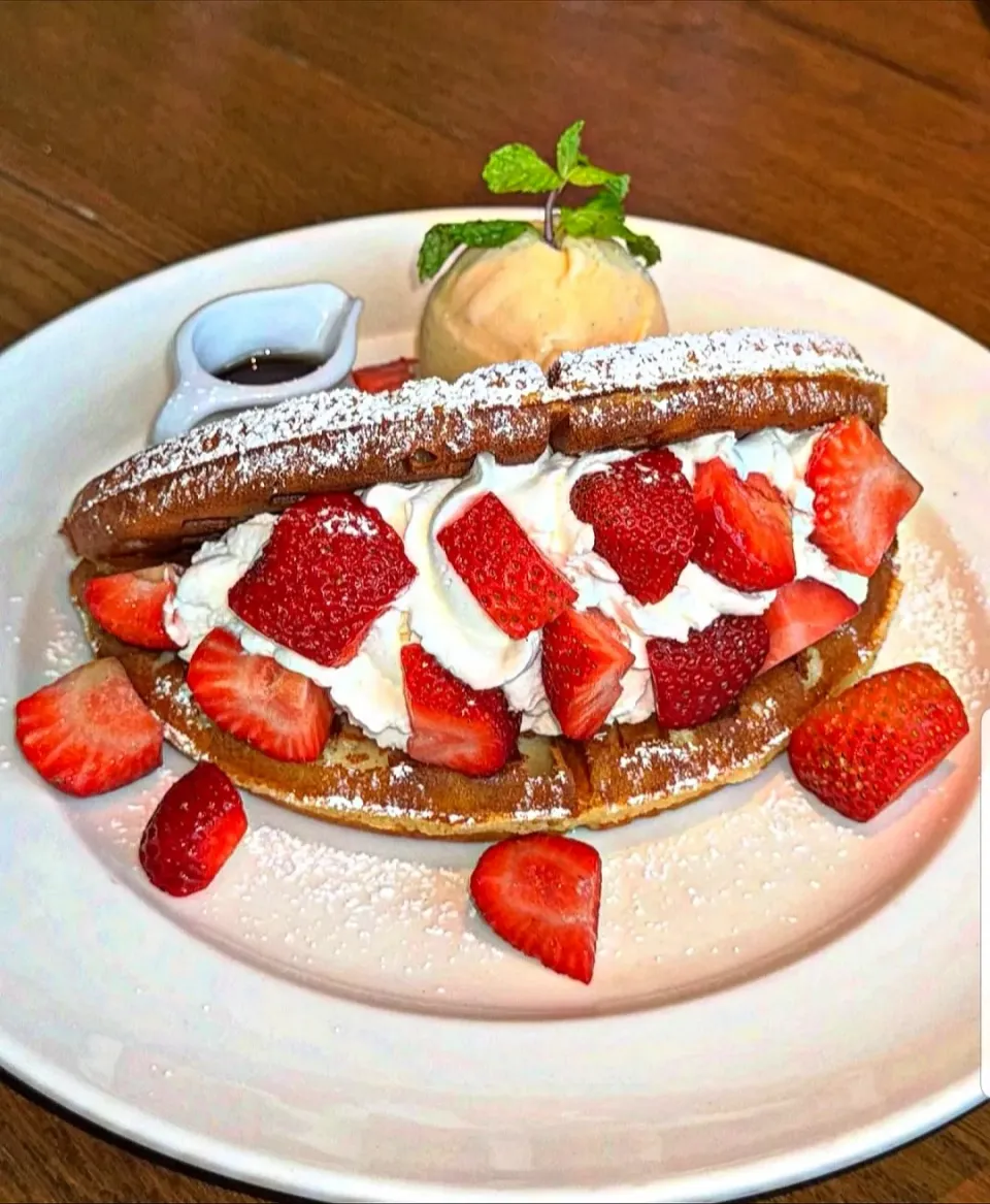 Strawberries & Cream Stuffed Waffle + Vanilla Ice Cream 🍓🍨🍦🤤|An'leeさん