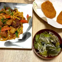 牛ホルモンの焼きうどん、コロッケ、レタススープ|みかふく_食生活見直し保健師ごはん。さん