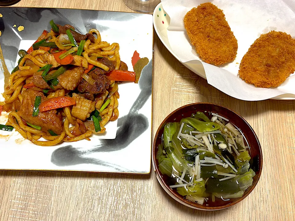 牛ホルモンの焼きうどん、コロッケ、レタススープ|みかふく_食生活見直し保健師ごはん。さん