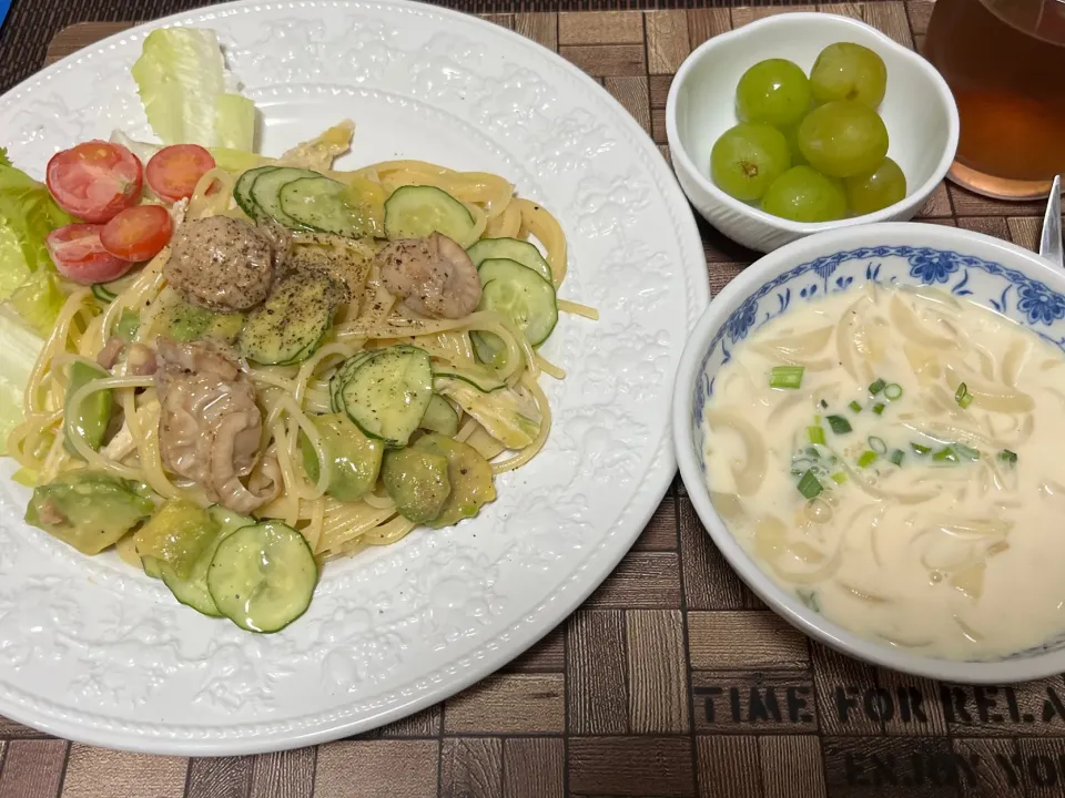 10/4 夕食 きゅうりとアボガド、鶏胸肉、ホタテ入りカルボナーラ|kittykittyさん