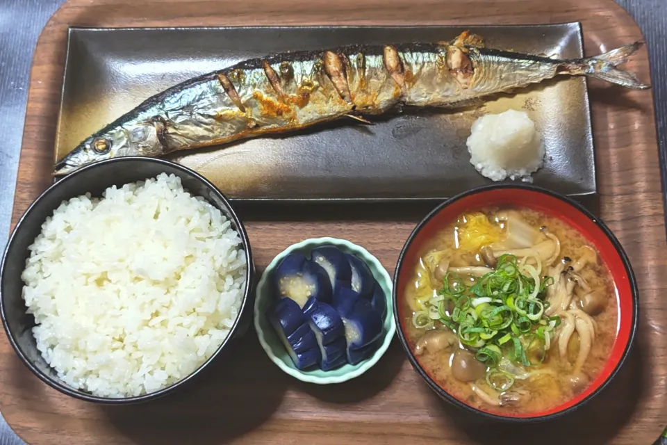 今日の朝ごはん（ごはんは新米・千葉県産コシヒカリ、秋刀魚の塩焼、白菜とぶなしめじのみそ汁、茄子漬）|Mars＠釜飯作り研究中さん