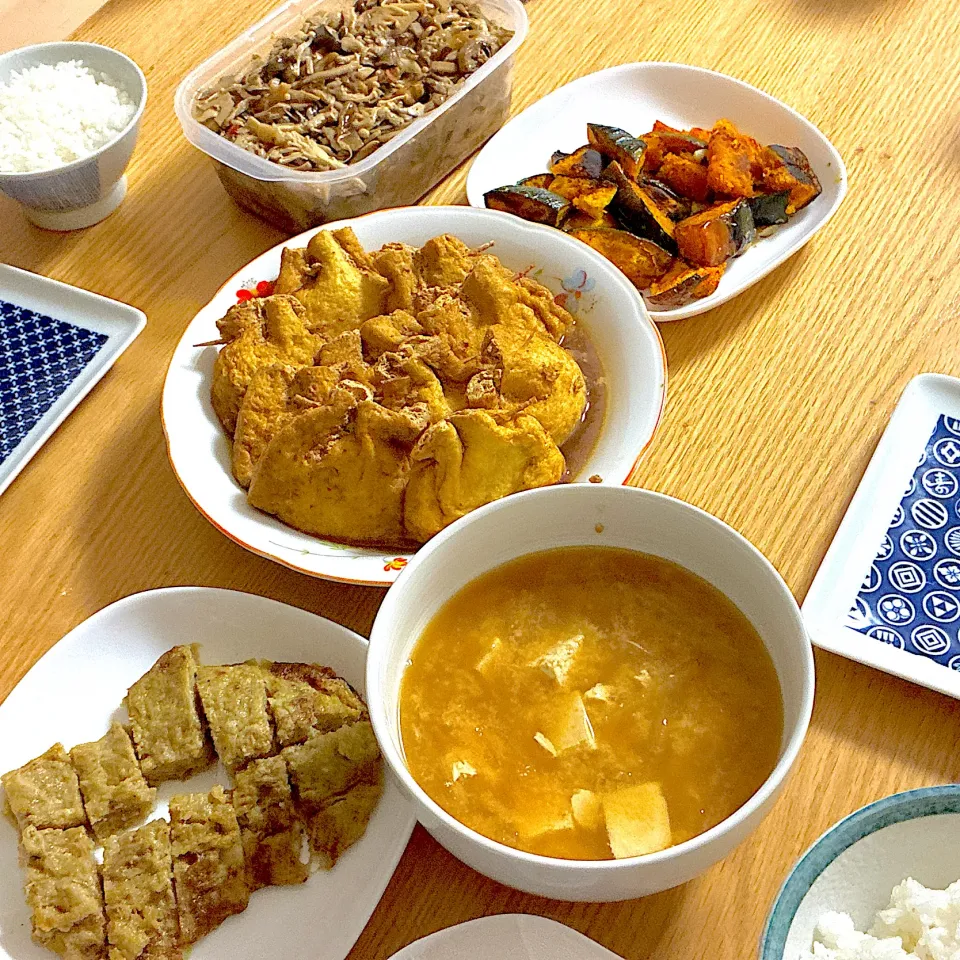 お宝巾着、かぼちゃのにんにく焼き、豆腐のお味噌汁、きのこのピリ辛マリネ、長芋のふわふわ焼き。|くろーぶやんさん