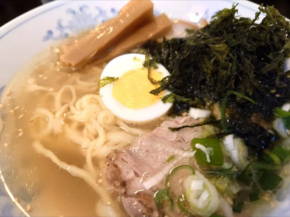 【2023年11月創業】 
【営業は土曜日曜のみ】 
CAFE HAMBONE カフェ ハムボーン 
塩ラーメン(850円) 
＋刻み大蒜醤油漬け (卓上、無料)
＋刻み生姜醤油漬け (卓上、無料) 
＠雑司ヶ谷15分 
(JR池袋駅から徒歩21分)
25266
〈醤125塩43噌󠄀20タ9昆9出13F13
冷27混3つ2焼1ポ1〉
|大脇さん