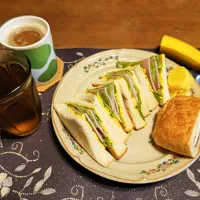 トーストサンドイッチ、マロンクリーム&ホイップクリーム入り塩パン、沢庵、ホットコーヒー、六条麦茶、バナナ(朝ご飯)|enarinさん