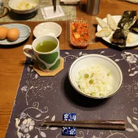 豆ご飯、納豆、キムチ、磯辺餅、シソ入り笹かまぼこ、ゆで卵、熱い日本茶、オギノパンのあげぱん(昼飯)|enarinさん