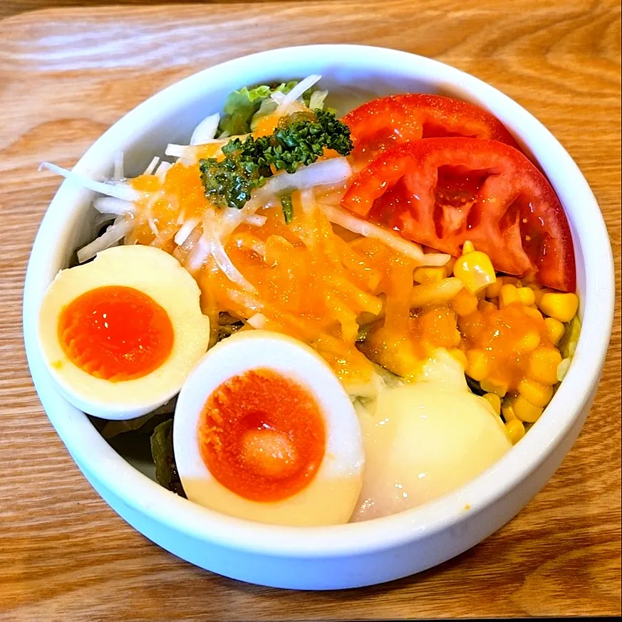 ゆで卵と温玉入りサラダ|バンビさん