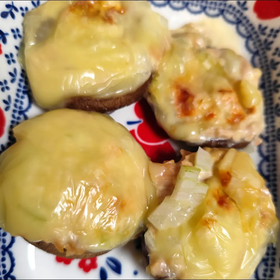 rikako♪。.:＊さんの料理 椎茸のツナマヨチーズ焼き(玉ねぎも少しin)|m.rafuさん